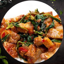 กะเพราหมูกรอบ(crispy pork with holly basil)