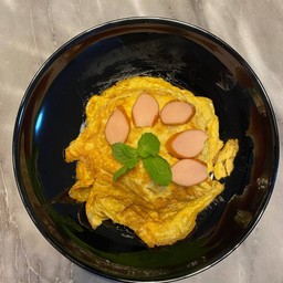 ข้าวไข่เจียวไส้กรอกไก่