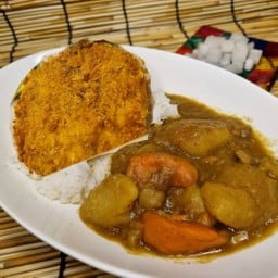 ข้าวหน้าแกงกะหรี่แฮมเบิร์กทอด