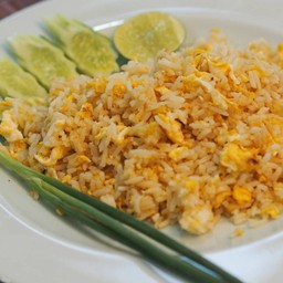 ข้าวผัดกระเทียมใส่ไข่