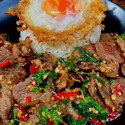 ข้าวกะเพราเนื้อเสือวากิว 200g ไข่ดาว