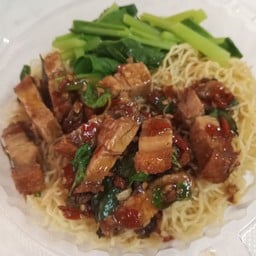 บะหมี่ไข่ราดซอสกระเพราหมูกรอบ