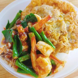 ข้าวราดผัดพริกแกงปลาหมึก