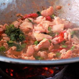 ข้าวกะเพราไก่ชิ้นเตาถ่าน