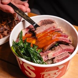 ข้าวกะเพราท๊อปเนื้อย่าง