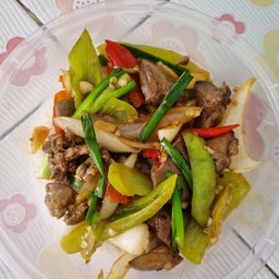 ข้าวผัดพริกหยวกเครื่องในไก่