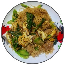 หมี่ขาวผัดซีอิ้ว (Fried Rice Vermicelli in sauce with marinated pork and egg)