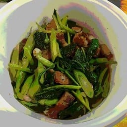 คะน้าหมูกรอบ ( เป็นกับข้าว )