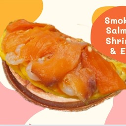 แซนวิซวาฟเฟิล แซลมอนรมควัน และไข่