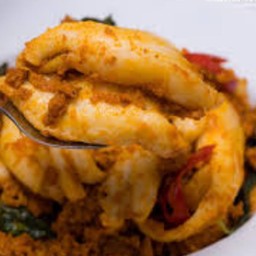 ไข่หมึกผัดพริกแกงราดข้าว