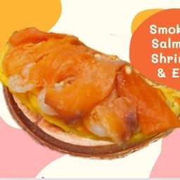 แซนวิชวาฟเฟิล แซลมอนรมควัน กุ้ง ไข่ และซอสซีซาร์