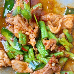 หมูชิ้นผัดพริกแกง