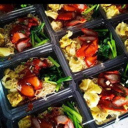 บะหมี่เกี้ยวหมูแดงแห้ง มีซอสราดให้นะครับสูตรทางร้า