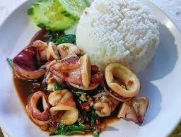 กะเพราปลาหมึกราดข้าว