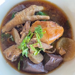 ก๋วยเตี๋ยวไก่มะระ น้องรัก น้องเลิฟ อยู่ในหมู่บ้านนิศากร (วังขนาย)