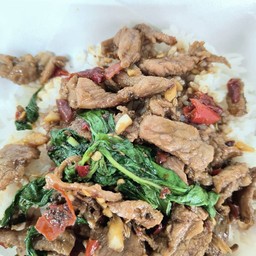 กระเพราเนื้อราดข้าว