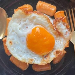ข้าวไข่ดาว+ไส้กรอก