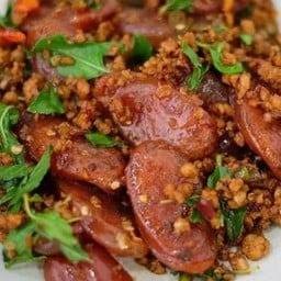 ผัดกะเพรากุนเชียง หมูสับ ราดข้าว