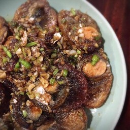 ไข่เยี่ยวม้าหมูสับทอดกระเทียม ราดข้าว