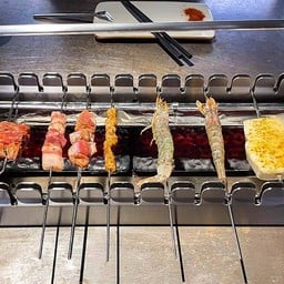 ที่แท่งเสียบนี่เขามีเฟืองไว้เกาะกับโซ่ที่ปิ้ง พอวางลงไป ก็จะหมุนไปย่างไปเอง