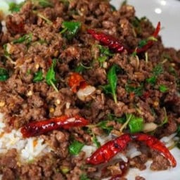 กะเพราเนื้อสับราดข้าว