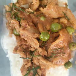 ข้าวราดพะแนงหมู