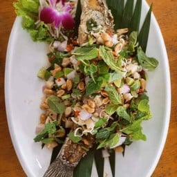 ปลาช่อนทอดยำสมุนไพร