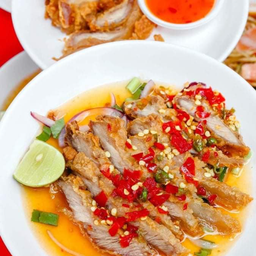 ยำหมูทอด