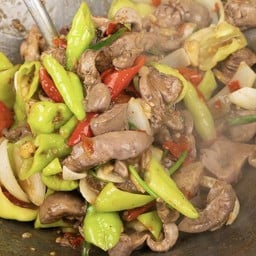 ข้าวเครื่องในไก่พริกหยวก