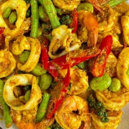 ผัดเครื่องแกงทะเลสะตอราดข้าว