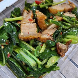 คะน้าหมูกรอบ