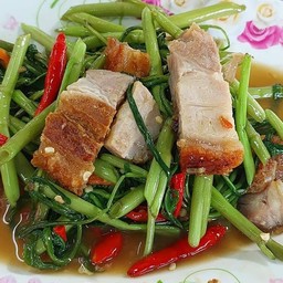 ข้าวราดผัดผักบุ้ง หมูกรอบ