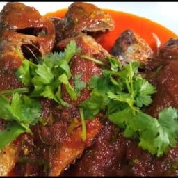 ปลาทูสดทอดราดพริกแกงราดข้าว (ปลา2ตัว)