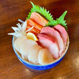 Hamachi hotate salmon sashimi set
