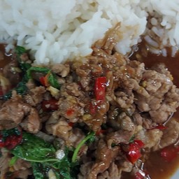 กระเพราเนื้อราดข้าว