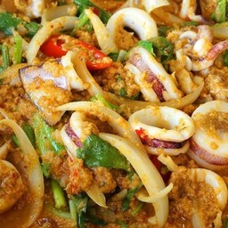 ปลาหมึกผัดผงกะหรี่ไข่ ราดข้าว