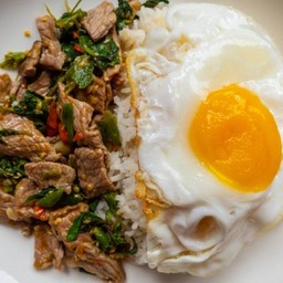 กระเพราเนื้อชิ้นราดข้าว