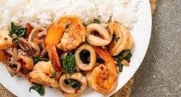 กะเพรารวมมิตรทะเลราดข้าว