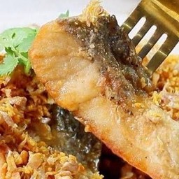 ปลาทอดกระเทียม (กับข้าว)