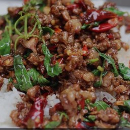 กระเพราเนื้อสับราดข้าว