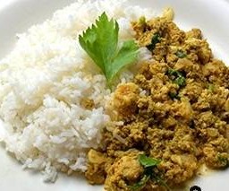 หมูสับผัดผงกะหรี่ไข่ ราดข้าว