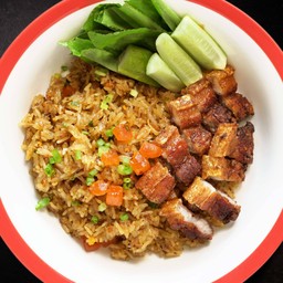 ข้าวเหนียวผัดกระเทียมไข่แดงเค็ม หมูสามชั้นทอด