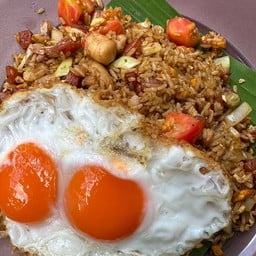 ข้าวผัดรถไฟไก่และกุนเชียง