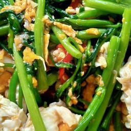 ข้าวหน้าผักบุ้งจีนผัดไข่
