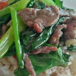 คน้าผัดเนื้อน้ำมันหอยราดข้าว