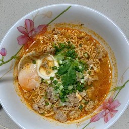 มาม่าต้มยำหมูสับใส่ไข่