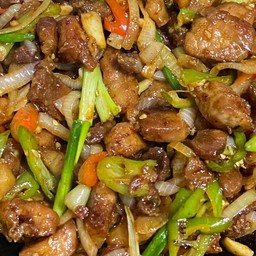 หมูชิ้นผัดน้ำพริกเผา ราดข้าว