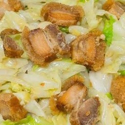 ข้าวกะหล่ำปลีผัดหมูกรอบ