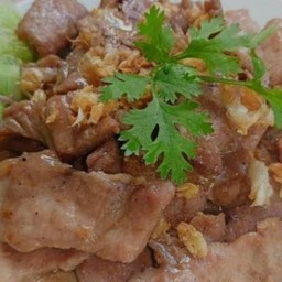 ข้าวหมูกะเทียม