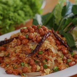 ยำข้าวทอดแหนมโบราณ